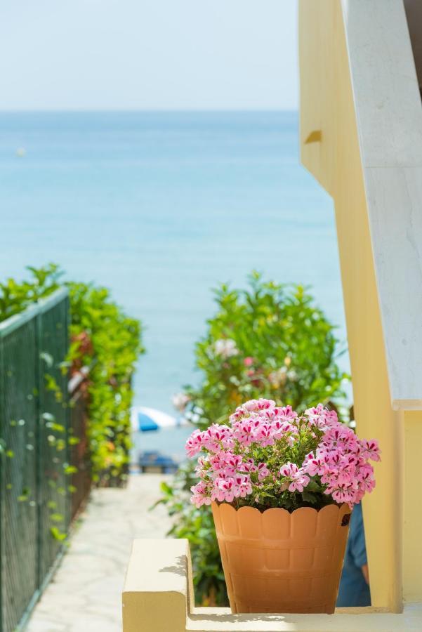 Waves Apartments Melody Glyfada Екстер'єр фото